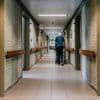 21 mensen ziek door besmetting met E. colivariant in woon-zorgcentra in drie provincies: 4 besmette personen overleden