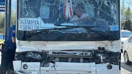 Servis otobüsü, akaryakıt tankerine çarptı! Çok sayıda yaralı var
