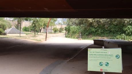 El Ayuntamiento de Barcelona desaloja a 40 personas sin hogar del parque de la Estació del Nord