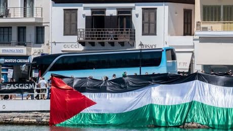 Pro-palästinensische Demonstranten protestieren auf Kreta gegen israelische Urlauber