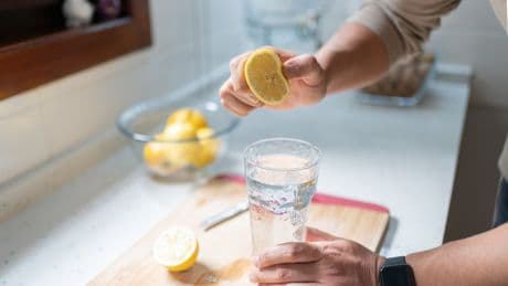 Nicht nur Zitrone: Welche Zutat Sie noch in Ihr Wasser geben sollten