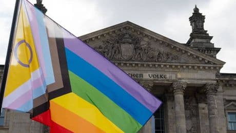 Nach Entscheidung von Julia Klöckner: Tausende wollen Regenbogenfahne am Bundestag