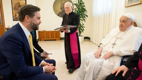 El papa Francisco, crítico con la Administración Trump, mantiene un breve encuentro en el Vaticano con el vicepresidente de EE UU