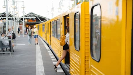Tür in Bus und Bahn aufhalten: In dieser Stadt zahlen Sie dafür eine Geldstrafe