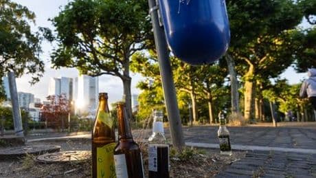 Mehrwegflaschen im Müll schüren Debatte über höhere Pfandbeträge