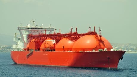 Los 'trader' de la energía ignoran el armisticio de Trump: los aranceles sacuden los flujos de combustible por mar y hunden los precios del gas y el crudo