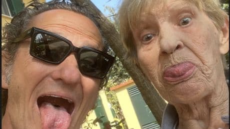 Enzo Salvi annulla gli spettacoli: "Mia madre è in fin di vita, non posso abbandonarla"