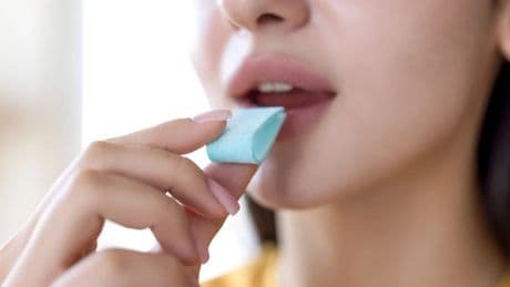 Esto es lo que le sucede a tu cuerpo si te tragas un chicle