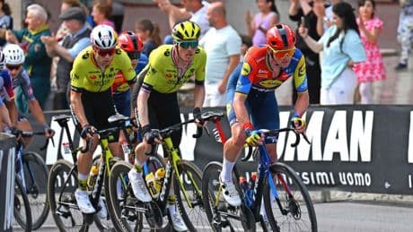 Mads Pedersen maakt afmattend werk ploeg geweldig af en pakt eerste roze in Giro na duel met Wout van Aert