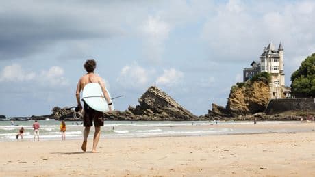À Biarritz, le look surfeur se fond (un peu trop) dans la masse