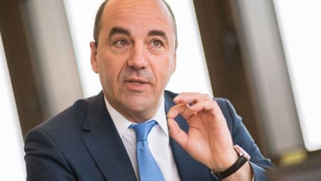 Liefervertrag unterzeichnet: EWE-Chef verteidigt Borkum-Gas-Handel - Kritik von Grünen
