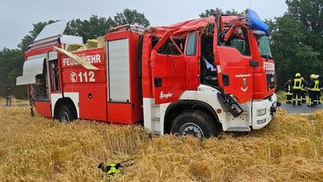 Auf dem Weg zum Einsatz - Feuerwehrauto überschlägt sich, 6 Kameraden verletzt