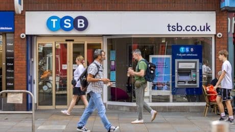 El Santander presenta una oferta para comprar TSB, filial británica del Sabadell