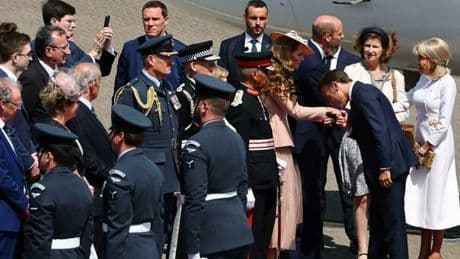 Kate accoglie Macron (che le fa il baciamano): il look Dior del 1974 e gli orecchini di Diana. La sfilata in carrozza con Carlo e Camilla