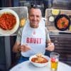 “Eindelijk kruiding, maar stop toch met die wortelen”: Luc Bellings vindt na vijf stops één spaghetti bolognese die bijna goed is