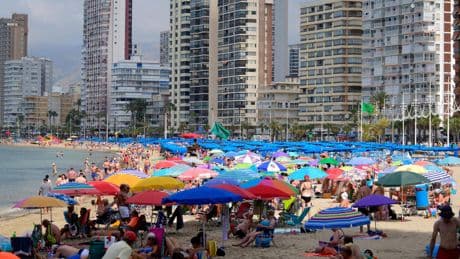 Benidorm maakt einde aan ’parasoloorlog’: maatregel uit coronatijd moet toerist nu in gareel houden