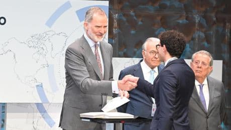 Felipe VI entrega las becas de la Fundación la Caixa a 100 estudiantes "brillantes" de toda España: 100.000 € a cada uno
