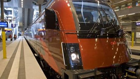 Österreich: Fahrgast verpasst Zug und fährt außen mit - Polizei greift ein