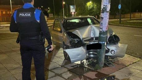 Supera hasta seis veces la tasa de alcoholemia y destroza el coche contra una farola: ha ocurrido en León