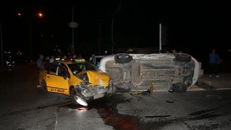 Çanakkale'de taksiyle otomobilin çarpıştığı kazada 8 kişi yaralandı