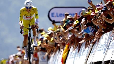 Sin cabra, sin cinta en el manillar, sin bidón, sin pinganillo y con la bici negra: los detalles "cómodos" con los que Pogacar arrasó en la cronoescalada de Peyragudes