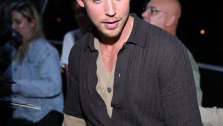 Austin Butler, Zoë Kravitz caught in late-night embrace at Paris bar as romance rumors swirl: ‘There’s definitely chemistry’
