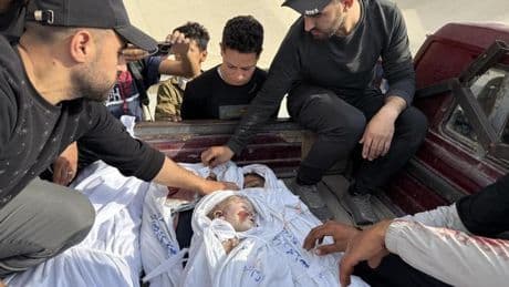Israel bombardea un campo de refugiados y un hospital en Gaza y mata al menos a 84 personas