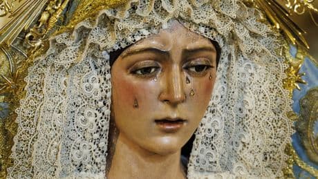 La polémica restauración de la Virgen de la Macarena ya se ha cobrado dos dimisiones