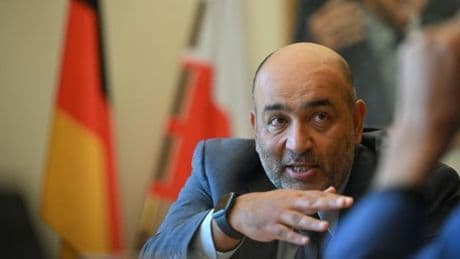 Geflüchtete lösen Fachkräftemangel? Nouripour: „Eine Illusion“