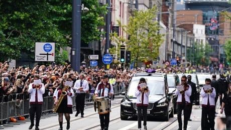 Miles de personas llenan las calles de Birmingham para dar el último adiós a Ozzy Osbourne
