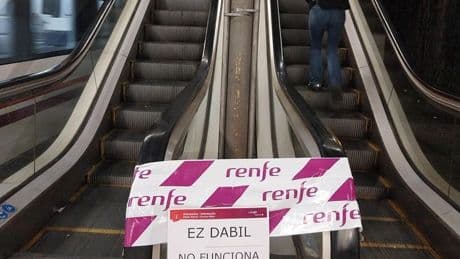 Los usuarios del apeadero de Zabalburu, hartos: «Llevamos sin escaleras mecánicas desde febrero»