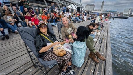 Bier en wijn vloeien rijkelijk op stampvolle kades langs route Sail: ’We kijken vooral uit naar prachtig Italiaans schip’