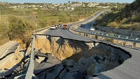 Çöküntü sebebiyle Söke-Kuşadası yolu ulaşıma kapatıldı
