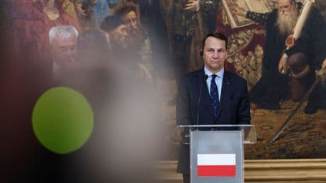 Los ministros de Exteriores polaco y húngaro se enzarzan por la cercanía de Hungría a Rusia