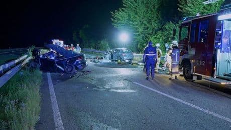 Ermittlungen laufen: Unfall mit drei Toten: Mitfahrerin "in akuter Lebensgefahr"