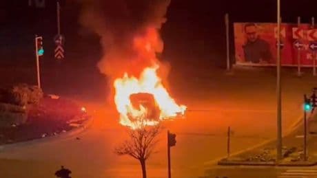 Ankara'da otomobil alev alev yandı