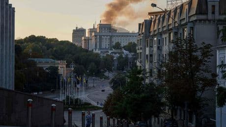 Ukraine-Krieg: Ukraine meldet schwersten russischen Luftangriff – Regierungsgebäude brennt