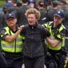 Viering Bevrijdingsdag verstoord: vijf arrestaties, oorlogsheld Marco Kroon grijpt ook in