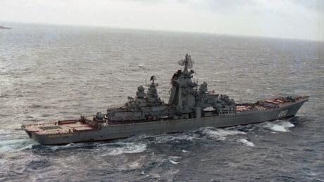 Russland lässt gigantischen Atomkreuzer nach 28 Jahren aufgerüstet wieder zu Wasser