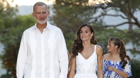 Felipe VI luce una guayabera en la recepción de Marivent: de prenda tradicional a tendencia del verano