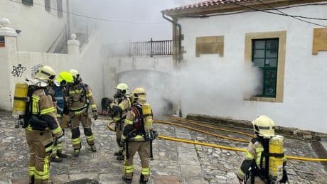 Los bomberos de la Diputación de Bizkaia realizan un simulacro en el Puerto Viejo