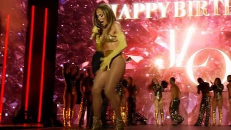 Bühnenpanne bei J.Lo: Jennifer Lopez steht nach Rock-Panne in Unterwäsche auf der Bühne
