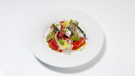 Ensalada de tomate y sardinas en escabeche, una receta fresca y de temporada