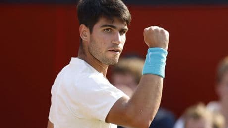 Un Alcaraz en modo superviviente vence con suspense a Munar y está en cuartos de Queen's
