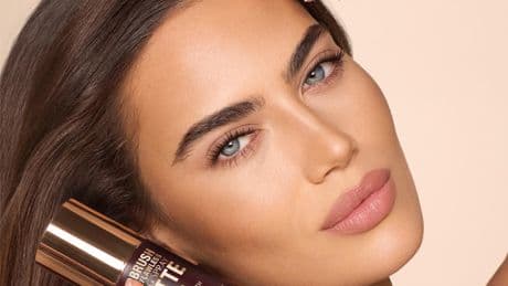 Charlotte Tilbury, maquilladora: “No a todo el mundo le resulta fácil imitar ese aspecto de piel sin defectos, sin poros y con un acabado natural, suave y mate que no acartona”