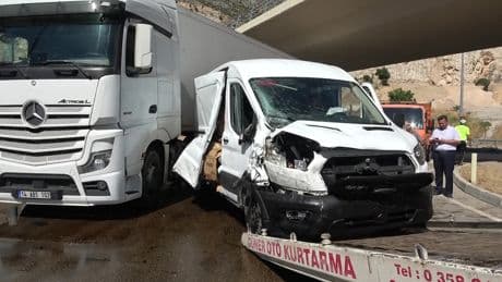 Kamyonet kavşakta tırla çarpıştı! Kaza kamerada