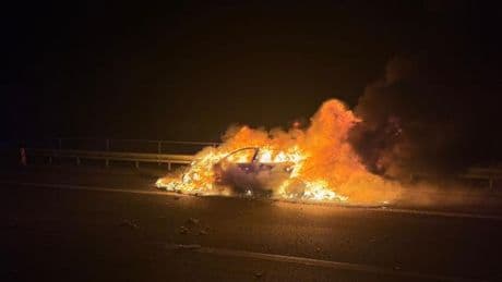 Auf der Autobahn 5: Technischer Defekt - Auto brennt komplett aus