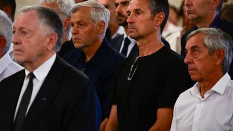 Aulas, Giresse, Domenech, Benzema... en images, les personnalités du monde du football rendent un dernier hommage à Bernard Lacombe