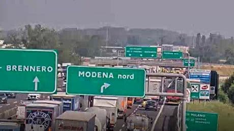 Incidente tra due tir sulla A1 Milano-Napoli tra Modena e il bivio con la A22 Brennero-Modena: 9 km di coda