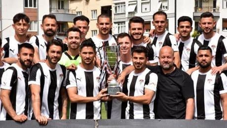 Manisaspor, şampiyonluk kupasını kaldırdı!